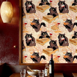 Könnte beinhalten: Ein Restaurantinterieur mit einem sich wiederholenden Tapetenmuster aus schwarzen Katzen, die Pizza essen und Wein trinken. Die Tapete ist von einem dunklen Holzrahmen umgeben. Die Tische sind mit Schalen, Gläsern und einer Weinflasche gedeckt.