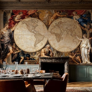 Könnte beinhalten: Ein Esszimmer mit einem Wandgemälde antiker Weltkarten und klassischer Figuren. Der Raum verfügt über einen dunklen Esstisch aus Marmor mit Lederstühlen, der für eine Mahlzeit gedeckt ist. Dekorative Vasen und ein Kamin tragen zum Ambiente bei.