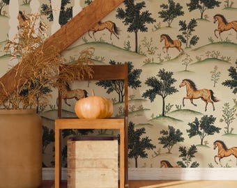 Puede incluir: Un papel tapiz beige con un patrón repetido de caballos marrones corriendo por un bosque verde. El papel tapiz se muestra en una pared de una casa con una escalera de madera y una silla de madera con una calabaza encima.