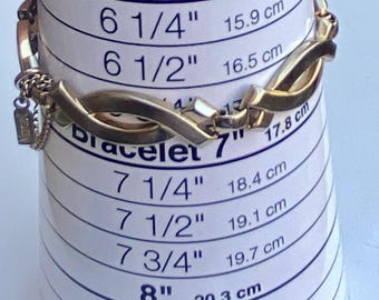 Una dulce pulsera Monet vintage en tono dorado