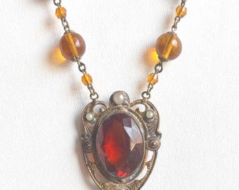 An Art Deco Necklace with Czech Glass Beads and a Pendant in an Ornate Setting