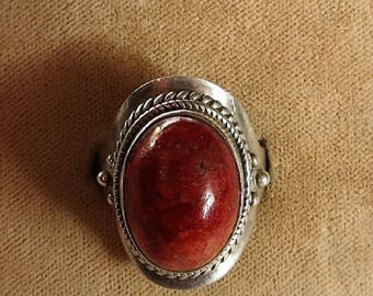 A Sterling SIlver Ring with a Cabochon Stone in Shades of Orange Size 7