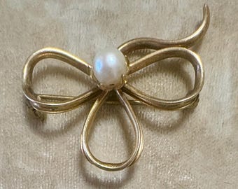 Vintage Pin/Brooch Marked 1/20 12K GF in a Bow/Ribbon Design with A Cultured Pearl