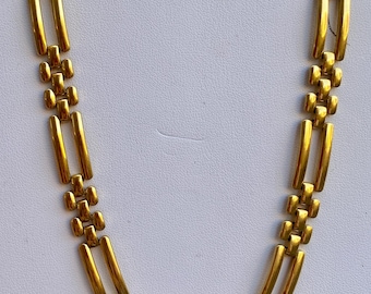 Un collar de eslabones vintage en tono dorado de Napier... Diseño impresionante