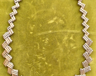 Collar vintage de eslabones de cadena en tono dorado con un atractivo diseño geométrico.