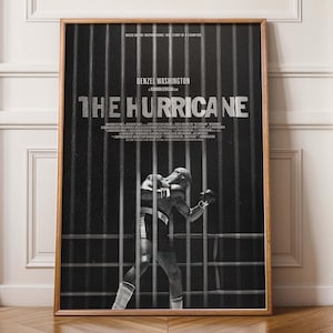 Puede incluir: Un póster de película en blanco y negro para la película "The Hurricane" protagonizada por Denzel Washington. El póster presenta una imagen en blanco y negro de un boxeador en un ring de boxeo, con barrotes de prisión superpuestos sobre la imagen. El texto "The Hurricane" está en letras blancas grandes en la parte superior del póster.