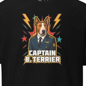 Maglietta divertente per amanti dei cani da pilota, maglietta da aviazione Bull Terrier, regalo da viaggio per proprietari di animali domestici, maglietta umoristica da compagnia aerea, design personalizzato per cani da pilota