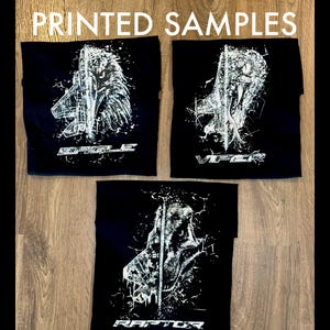 Pode incluir: Tr&ecirc;s camisetas pretas com desenhos gr&aacute;ficos brancos de uma &aacute;guia, uma v&iacute;bora e um raptor. As palavras "EAGLE", "VIPER" e "RAPTOR" s&atilde;o impressas abaixo de cada desenho. O texto "PRINTED SAMPLES" &eacute; impresso acima e abaixo das camisetas.