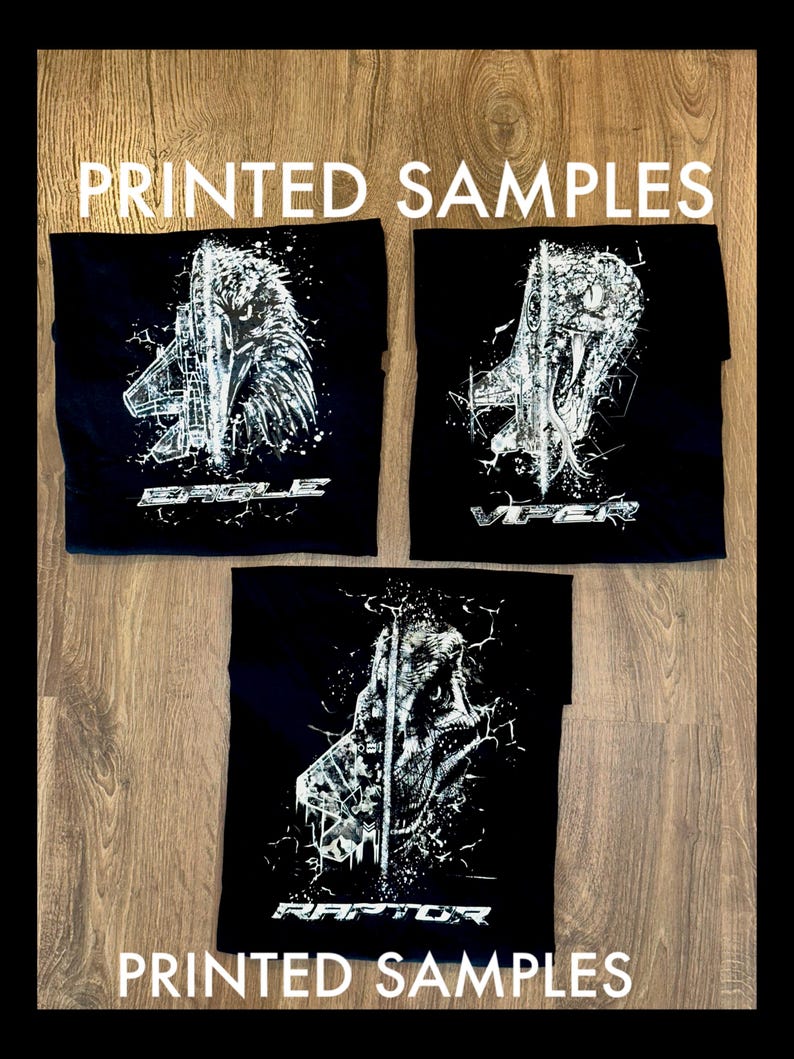 Pode incluir: Tr&ecirc;s camisetas pretas com desenhos gr&aacute;ficos brancos de uma &aacute;guia, uma v&iacute;bora e um raptor. As palavras "EAGLE", "VIPER" e "RAPTOR" s&atilde;o impressas abaixo de cada desenho. O texto "PRINTED SAMPLES" &eacute; impresso acima e abaixo das camisetas.