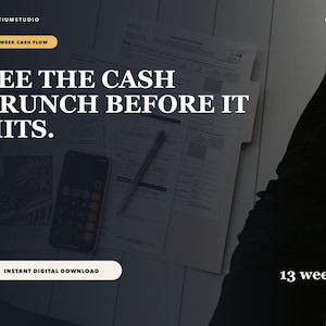 Może przedstawiać: Cyfrowy szablon planowania przepływów pieniężnych na 13 tygodni z tekstem SEE THE CASH CRUNCH BEFORE IT HITS, 13 WEEKS oraz INSTANT DIGITAL DOWNLOAD. Układ zawiera czarny kalkulator i długopis leżący na białych dokumentach finansowych.
