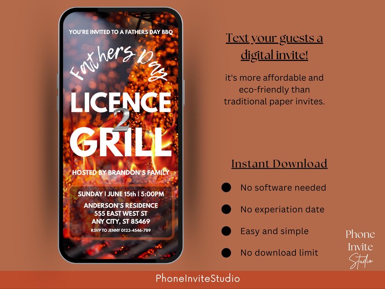 Op de afbeelding: Digitale uitnodiging voor een Vaderdag BBQ op een smartphonescherm. De uitnodiging toont de tekst "Father's Day Licence 2 Grill" over een vlammende achtergrond. Inclusief evenementdetails. Van PhoneInviteStudio.