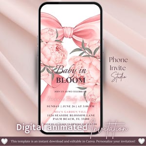 Op de afbeelding: Digitale geanimeerde uitnodiging voor een babyshower op een smartphonescherm. Het ontwerp toont een grote roze strik, roze pioenrozen en de tekst "Baby in Bloom". Extra tekst bevat evenementdetails.