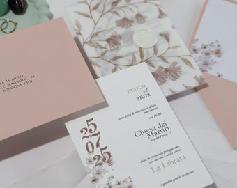 Invitación de boda Klimt: elegante invitación floral con sobre rosa empolvado y cubierta de papel de seda estampado.