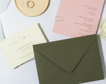 Invitación de boda Degas: elegante invitación rosa ruborizado con bordes con flecos y sobre verde oliva.
