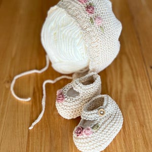Collezione“Boccioli” Set regalo Ballerine e Cuffietta lavorate a maglia in puro cotone,ricamate a mano conrose ad effetto triDimensione