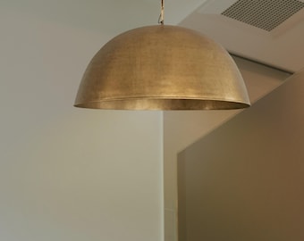 Ręcznie robiona lampa wisząca z mosiężną kopułą: oświetlenie wyspy kuchennej w stylu vintage
