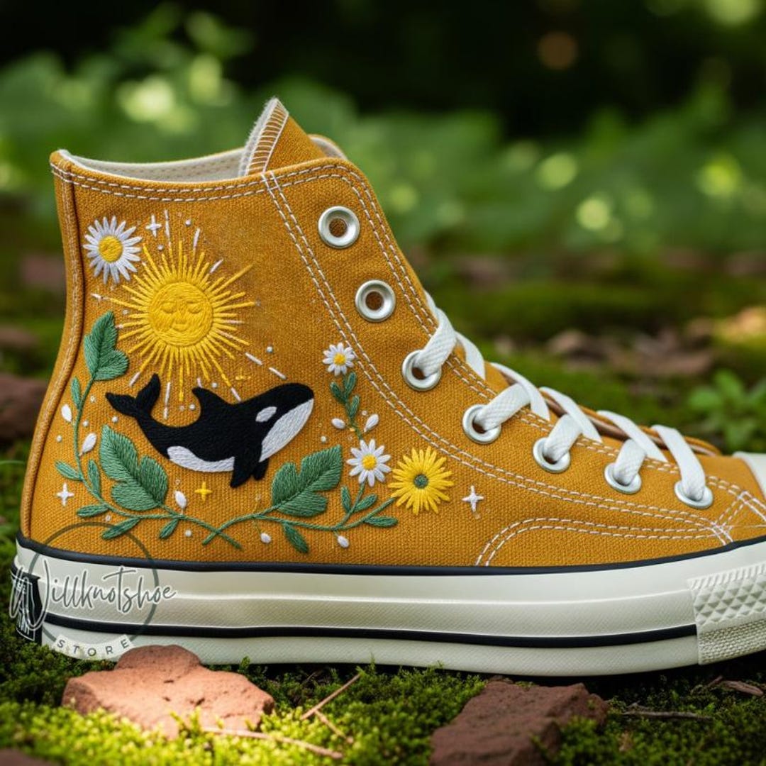 Baleines d'orques et fleurs brodées jaunes Chuck Taylor chaussures