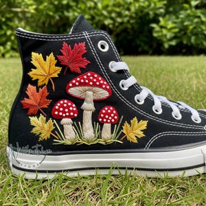 Benutzerdefinierte Pilz und Ahornblatt gestickte schwarze Chuck Taylor High Top Sneakers Herbst Vibes gestickte High Tops Sneakers Geschenk