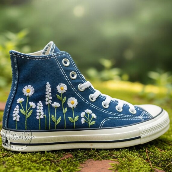 Zapatillas altas Chuck Taylor azul marino bordadas a mano con