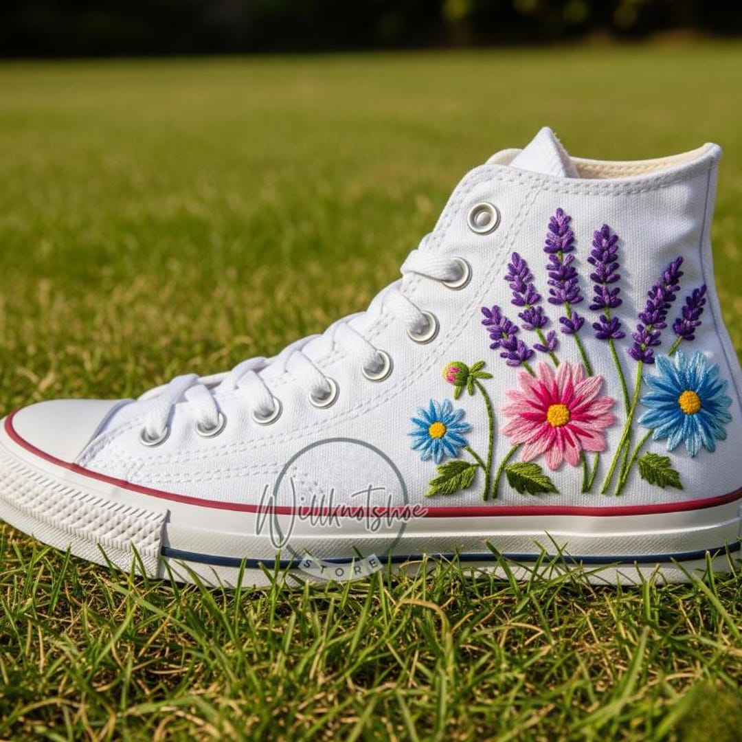 Lavande personnalisée et fleurs de dahlia brodées Chuck Taylor