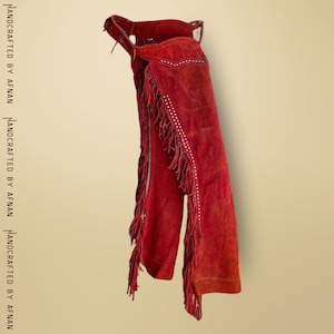 Styl Vintage Ręcznie robione ćwiekowane czerwone zamszowe frędzle Western Cowgirl Chaps | Western Cowgirl Horse Riding Leather Chaps | Stroje BOHO