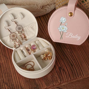 Boîte à bijoux de voyage nuptiale personnalisée, boîte à bijoux nom personnalisée pour demoiselle d'honneur, étui à bijoux avec fleurs pour le mois de naissance, proposition de mariage