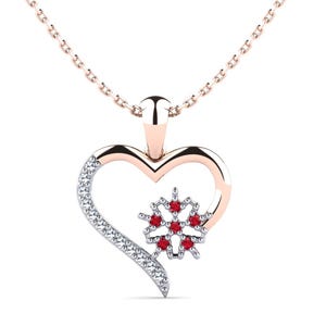 Könnte beinhalten: Eine Halskette mit einem herzförmigen Anhänger aus Roségold und einem Schneeflockenmuster. Die Schneeflocke besteht aus roten Edelsteinen und weißen Diamanten.