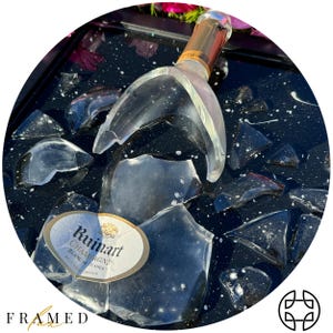 Bottiglia di Ruinart rotta / Arte epossidica fatta a mano / Regalo perfetto per gli amanti dello champagne / Arte dello champagne / Pezzo decorativo di lusso per bar