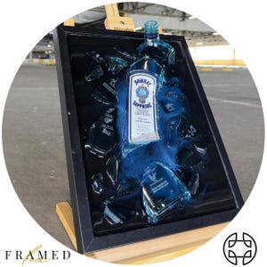 Oceano frantumato/ Arte epossidica fatta a mano/ Regalo perfetto per papà o zio/ Arte del gin/ Pezzo decorativo di lusso per bar/ Arte della bottiglia/ Arte moderna/