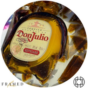 Arte della tequila Broken Don Julio / Arte epossidica fatta a mano / Regalo perfetto per gli amanti della tequila / Arte dei liquori / Pezzo decorativo di lusso per bar