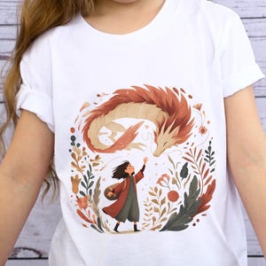 Skurriles Volkskunst Drachen Jugend T-Shirt, Boho Drachen Fantasy Kinder T-Shirt, Wanderlust Shirt für Littles, süßes Drachen T-Shirt für Abenteuerliebhaber