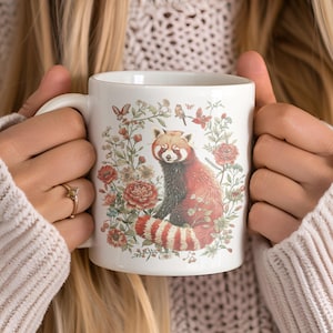 Taza de panda rojo con diseño de oso y gato, estilo cottagecore, taza de té con animales, regalo para amantes de la naturaleza, decoración floral de panda rojo, taza de cerámica con diseño de vida silvestre imagen 1