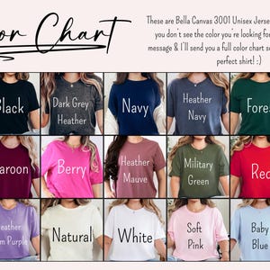 K&ouml;nnte beinhalten: Farbkarte mit Bella Canvas 3001 Unisex Jersey Soft Cotton T-Shirts in verschiedenen Farben. Farben sind Schwarz, Dunkelgrau Heather, Navy, Heather Navy, Forest, Maroon, Berry, Heather Mauve, Military Green, Rot, Heather Team Purple, Natural, Wei&szlig;, Soft Pink und Baby Blue.