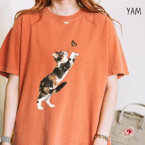 Komfort Farben Katze und Schmetterling Tshirt | Niedliches Kaliko Shirt, Aquarell Ästhetisches T-Shirt, Geschenk für Katzen Mama, Minimalistisches Haustier Liebhaber Shirt