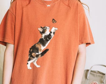 Maglietta Comfort Colors con gatto e farfalla / Maglietta Calico carina, Maglietta con estetica acquerello, Regalo per mamma gatta, Maglietta minimalista per amanti degli animali