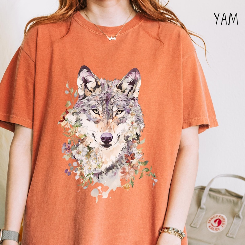 Maglietta con lupo acquerello Comfort Colors / T-shirt con grafica lupo vintage, maglietta con animaletto acquerello, regalo per gli amanti della natura, maglietta con arte astratta immagine 3