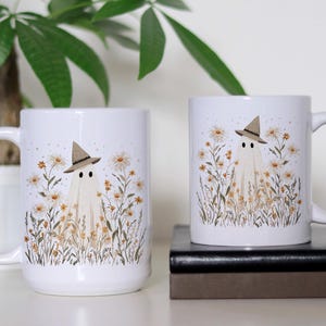 Niedliche Cottagecore Ghost-Kaffeetasse, gruselige Witchy Tassen für Geisterliebhaber, Halloween-Geschenktasse, Herbsttassen, Wildblumen-Geist-Tasse Bild 3