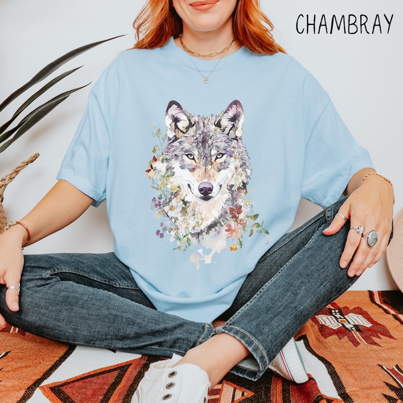 Maglietta con lupo acquerello Comfort Colors / T-shirt con grafica lupo vintage, maglietta con animaletto acquerello, regalo per gli amanti della natura, maglietta con arte astratta immagine 5