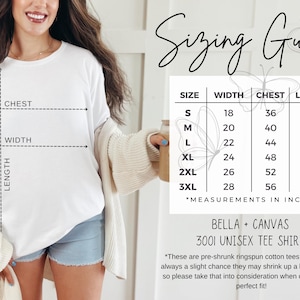 K&ouml;nnte beinhalten: Ein wei&szlig;es Bella + Canvas 3001 Unisex-T-Shirt mit einer Gr&ouml;&szlig;entabelle. Die Tabelle zeigt Brust-, Breiten- und L&auml;ngenma&szlig;e in Zoll f&uuml;r die Gr&ouml;&szlig;en S bis 3XL. Der Text erw&auml;hnt auch, dass die Shirts aus vorgeschrumpfter Ringspinnbaumwolle sind.