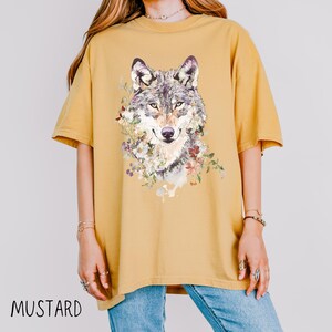 Maglietta con lupo acquerello Comfort Colors / T-shirt con grafica lupo vintage, maglietta con animaletto acquerello, regalo per gli amanti della natura, maglietta con arte astratta immagine 6