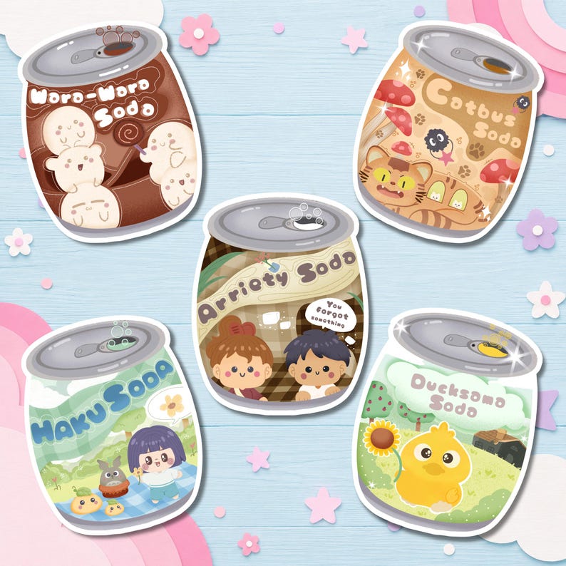 Op de afbeelding: Vijf ge&iuml;llustreerde stickers van frisdrankblikjes met stripfiguren. De blikjes zijn gelabeld als Woro-Woro Soda, Cotbus Soda, Arriety Soda met de tekst You forgot something, Haku Soda en Ducksomo Soda, elk met unieke kleuren en ontwerpen.