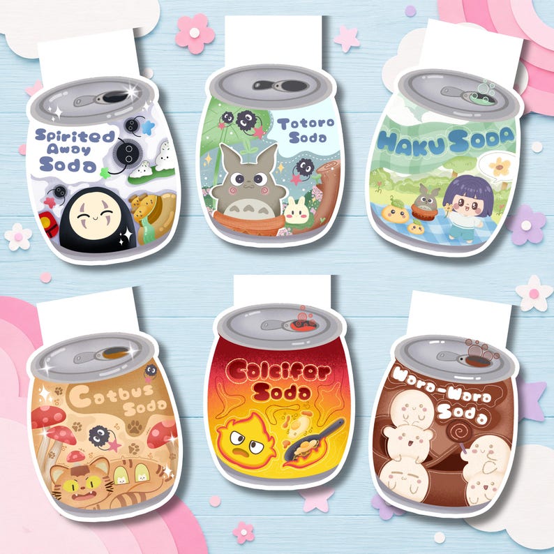 Op de afbeelding: Zes magnetische boekenleggers in de vorm van frisdrankblikjes, elk met unieke illustraties en tekst: Spirited Away Soda, Totoro Soda, Haku Soda, Catbus Soda, Calcifer Soda en Wod-Wod Soda, met kleurrijke karakterontwerpen.