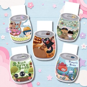 Op de afbeelding: Vijf magnetische boekenleggers in de vorm van frisdrankblikjes, elk met unieke illustraties: Wind Rises Soda met een personage, Jiji's Soda met een zwarte kat, Fireflies of the Graveyard Soda met twee figuren, Soot Sprite Soda en Ponyo's Soda met een roodharig figuur.