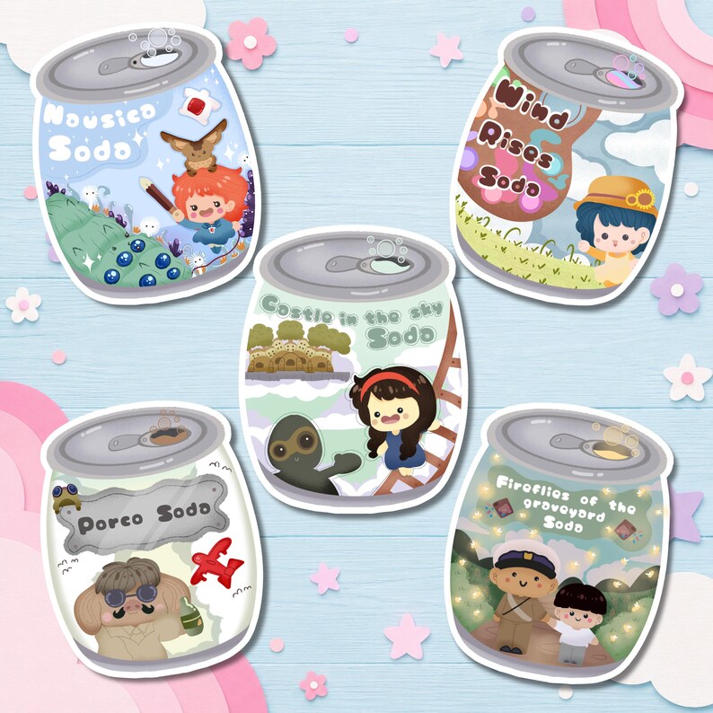 Op de afbeelding: Vijf gestanste stickers in de vorm van frisdrankblikjes, elk met een unieke illustratie ge&iuml;nspireerd op animatiefilms. De ontwerpen bevatten personages en tekstlabels met de teksten Nousico Soda, Wind Rises Soda, Castle in the Sky Soda, Porco Soda en Fireflies of the Graveyard Soda, allemaal uitgevoerd in een zacht pastelkleurenpalet met speelse karakterillustraties.