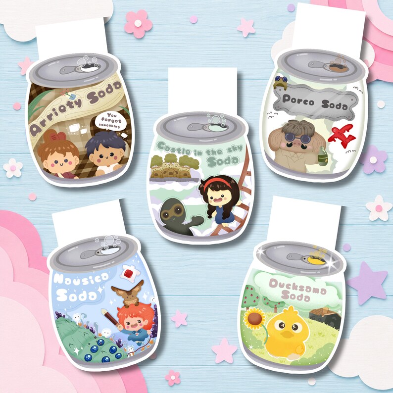 Op de afbeelding: Vijf magnetische boekenleggers in de vorm van frisdrankblikjes, elk met unieke illustraties en tekst: Arrietty Soda, Castle in the Sky Soda, Porco Soda, Nausicaa Soda en Ducksome Soda. Elke boekenlegger heeft een metallic grijze bovenkant.