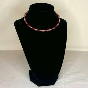 Rött och rosa pärlhalsband med minnestråd och choker