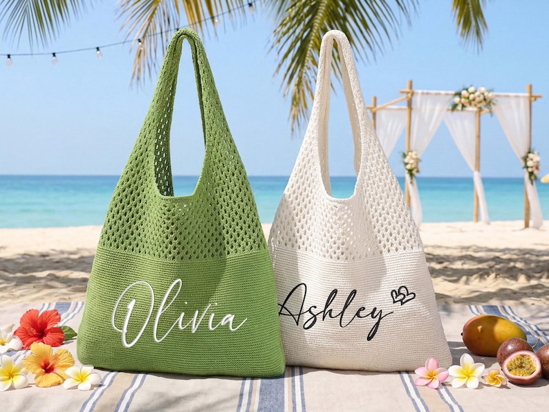 Pu&ograve; includere: Due borse tote a trama aperta, una verde e una bianco sporco, sono su una spiaggia. La borsa verde ha il nome "Olivia" in corsivo bianco, e la borsa bianco sporco ha "Ashley" con simboli di cuore. Le borse sono su una coperta a righe con fiori e frutta tropicali.