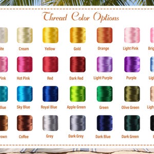 Pu&ograve; includere: Una tabella colori intitolata "Thread Color Options" mostra una variet&agrave; di colori del filo. La tabella include sfumature di bianco, giallo, arancione, rosa, rosso, viola, blu, verde, marrone e nero. Ogni colore &egrave; etichettato con il suo nome.