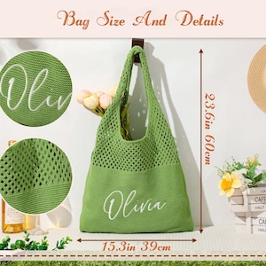 Pu&ograve; includere: Una borsa tote verde lavorata a maglia con il nome "Olivia" ricamato in bianco. La borsa &egrave; alta 60 cm e larga 39 cm. La borsa ha un design a rete e un manico lungo. La borsa &egrave; appesa a un gancio marrone.
