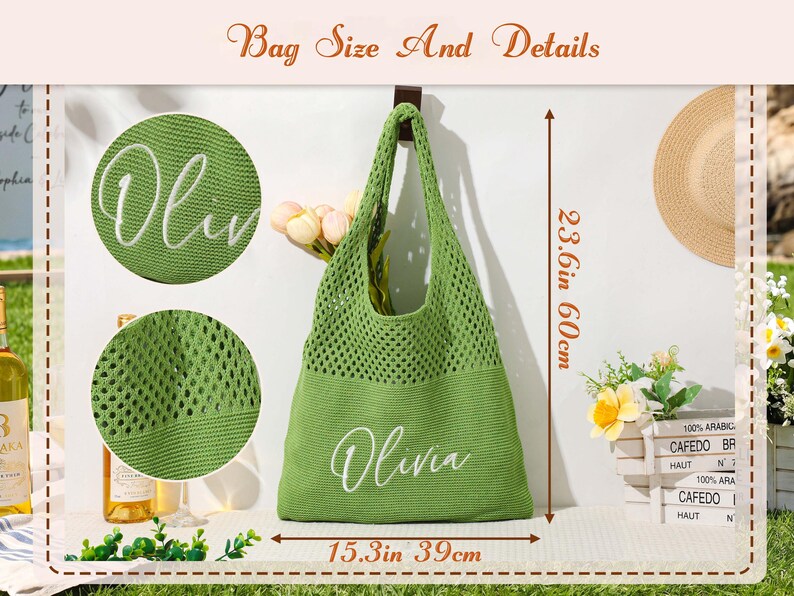 Pu&ograve; includere: Una borsa tote verde lavorata a maglia con il nome "Olivia" ricamato in bianco. La borsa &egrave; alta 60 cm e larga 39 cm. La borsa ha un design a rete e un manico lungo. La borsa &egrave; appesa a un gancio marrone.